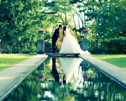 -skylands-bride-groom-kiss-wedding-reflecting-pool-gardens