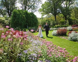 -bride-groom-garden-walk