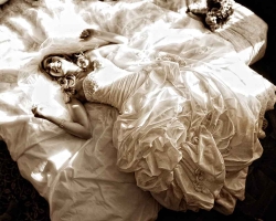 -bride-on-bed